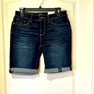 Woman’s mid Rise denim Bermuda shorts dark wash new with tags size 4